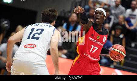 Hamburg, Deutschland. 08 Sep, 2018. Basketball, Supercup, Italien gegen Deutschland, Gleiches für Platz 3: Deutschlands Dennis Schroeder (R) und Italiens Ariel Filloy vie für den Ball. Credit: Daniel Reinhardt/dpa/Alamy leben Nachrichten Stockfoto