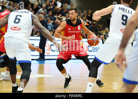 Hamburg, Deutschland. 08 Sep, 2018. Basketball, Supercup, Italien gegen Deutschland, Gleiches für Platz 3: Deutschlands Ismet Akpinar (C) auf der Kugel. Credit: Daniel Reinhardt/dpa/Alamy leben Nachrichten Stockfoto