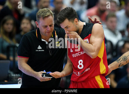 Hamburg, Deutschland. 08 Sep, 2018. Basketball, Supercup, Italien gegen Deutschland, Gleiches für Platz 3: Deutschlands Ismet Akpinar muss ersetzt verletzt werden. Credit: Daniel Reinhardt/dpa/Alamy leben Nachrichten Stockfoto