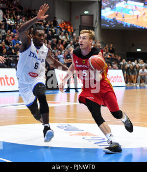 Hamburg, Deutschland. 08 Sep, 2018. Basketball, Supercup, Italien gegen Deutschland, Gleiches für Platz 3: Deutschlands Niels Giffey (R) und Italiens Paul Biligha Kampf um den Ball. Credit: Daniel Reinhardt/dpa/Alamy leben Nachrichten Stockfoto