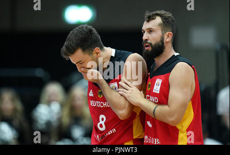 Hamburg, Deutschland. 08 Sep, 2018. Basketball, Supercup, Italien gegen Deutschland, Gleiches für Platz 3: Deutschlands Ismet Akpinar (L) LED ist von Bastian Doreth. Credit: Daniel Reinhardt/dpa/Alamy leben Nachrichten Stockfoto