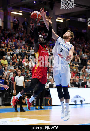 Hamburg, Deutschland. 08 Sep, 2018. Basketball, Supercup, Italien gegen Deutschland: Deutschlands Dennis Schröoeer (L) in aciton gegen den italienischen Nicolo Melli. Credit: Daniel Reinhardt/dpa/Alamy leben Nachrichten Stockfoto