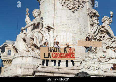 Paris, Frankreich. 8. September 2018. Die Leute stehen auf der Statue Place de la République holding Zeichen gegen Wachstum. © David Bertho/Alamy leben Nachrichten Stockfoto