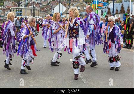 Swanage, Dorset, Großbritannien. 8. Sep 2018. Menschenmassen strömen zu den Swanage Folk Festival der Tanzgruppen und Musik entlang der Küste zu sehen. Mitglieder des neuen Waldes Meddlars Morris Tanz durch. Credit: Carolyn Jenkins/Alamy leben Nachrichten Stockfoto