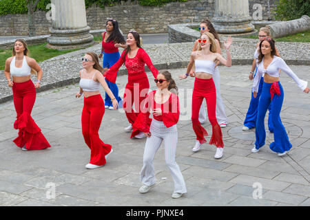 Swanage, Dorset, Großbritannien. 8. Sep 2018. Menschenmassen strömen zu den Swanage Folk Festival der Tanzgruppen und Musik entlang der Küste zu sehen. Jugendliche von Horizon Community College, Horizont Tanzen, Tänzer tanzen im Prince Albert Gärten. Credit: Carolyn Jenkins/Alamy leben Nachrichten Stockfoto