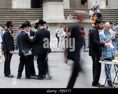 New York, Vereinigte Staaten von Amerika. 07. Sep 2018. Eine Gruppe von jüdischen Orthodoxen Werke chippers, der Lubavitcher Sekte der Chassidim, der ultra-orthodoxen in der Wall Street, erreichen, aufmerksam zu nicht und entfremdeten Juden in New York, Vereinigte Staaten von Amerika, 07. September 2018. (Foto) Alejandro Sala/Alamy Nachrichten Stockfoto