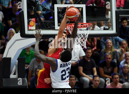 Hamburg, Deutschland. 08 Sep, 2018. Basketball, Supercup, Italien gegen Deutschland, Gleiches für Platz 3: Deutschlands Maximilian Kleber (oben) Bausteine gegen den italienischen Awudu Abass. Credit: Daniel Reinhardt/dpa/Alamy leben Nachrichten Stockfoto