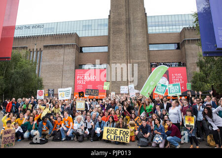 London, Großbritannien. 8. Sep 2018. Umweltaktivisten halten eine Kundgebung außerhalb Tate Modern in Unterstützung der Aufstieg für Klima, einem weltweiten Aktionstag, an denen Hunderte von Demonstrationen in den Städten und Gemeinden rund um den weltweiten Klimawandel zu markieren und auf die lokalen Führer rufen zu helfen, die Welt dazu verpflichten, die Ziele der Paris Klimaschutzabkommen zu erreichen. Credit: Mark Kerrison/Alamy leben Nachrichten Stockfoto