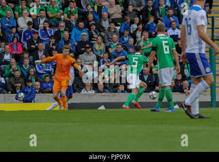 Windsor Park, Belfast, Nordirland. 08.September 2018. UEFA Nationen Liga Gruppe B3 - Nordirland gegen Bosnien & Herzegowina. Elvis Saric Umläufe Nordirland Torwart Bailey Peacock-Farrell zu zählen Bosnien & Herzegowina zweites Ziel. iCredit: David Hunter/Alamy Leben Nachrichten. Stockfoto