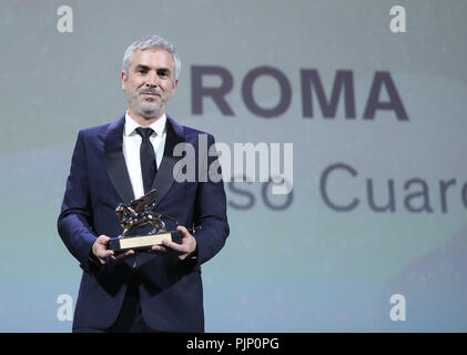 Venedig, Italien. 8. Sep 2018. Mexikanischen Regisseur Alfonso Cuaron reagiert, nachdem er den Hauptpreis beim 75. Internationalen Filmfestival von Venedig den Goldenen Löwen, der mit seinem Film "Roma", in Venedig, Italien, Sept. 8, 2018. Credit: Cheng Tingting/Xinhua/Alamy leben Nachrichten Stockfoto