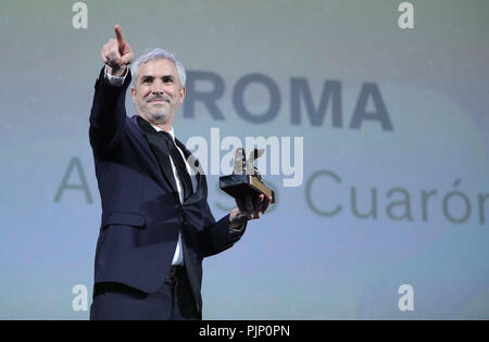 Venedig, Italien. 8. Sep 2018. Mexikanischen Regisseur Alfonso Cuaron reagiert, nachdem er den Hauptpreis beim 75. Internationalen Filmfestival von Venedig den Goldenen Löwen, der mit seinem Film "Roma", in Venedig, Italien, Sept. 8, 2018. Credit: Cheng Tingting/Xinhua/Alamy leben Nachrichten Stockfoto