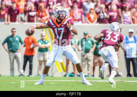 Blacksburg, VA, USA. 8. Sep 2018. Virginia Tech Hokies Quarterback Josh Jackson (17) wirft für einen ersten Abstieg während der NCAA Football Aktion zwischen der William & Mary Stamm und der Virginia Tech Hokies am Lane Stadium in Blacksburg, VA. Jonathan Huff/CSM/Alamy leben Nachrichten Stockfoto