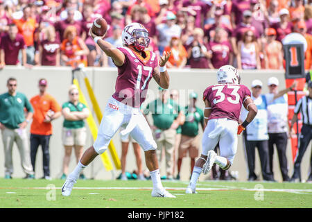 Blacksburg, VA, USA. 8. Sep 2018. Virginia Tech Hokies Quarterback Josh Jackson (17) wirft für einen ersten Abstieg während der NCAA Football Aktion zwischen der William & Mary Stamm und der Virginia Tech Hokies am Lane Stadium in Blacksburg, VA. Jonathan Huff/CSM/Alamy leben Nachrichten Stockfoto