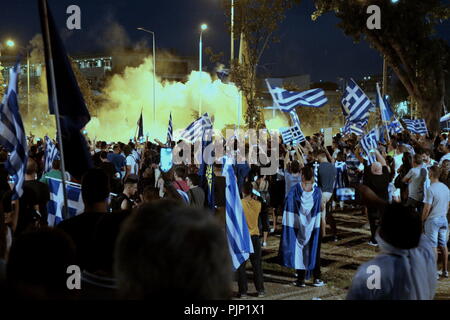 Thessaloniki, Griechenland, 8.September 2018. Die Demonstranten mit der Polizei außerhalb der Stadt Thessaloniki Halle während einer Kundgebung gegen den Namen Deal zwischen Athen und Skopje unterzeichnete im vergangenen Juni auf den Namen der Ehemaligen Jugoslawischen Republik Mazedonien (FYROM), Ministerpräsident Alexis Tsipras Grundsatzrede in der Stadt während der Eröffnung der 83. Internationalen Messe in Thessaloniki. Credit: Orhan Tsolak/Alamy leben Nachrichten Stockfoto