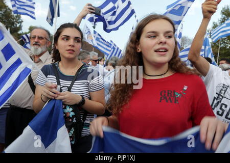 Thessaloniki, Griechenland, 8.September 2018. Die Demonstranten skandieren Parolen und Wave griechische Flaggen während einer Kundgebung gegen den Namen Deal zwischen Athen und Skopje unterzeichnete im vergangenen Juni auf den Namen der Ehemaligen Jugoslawischen Republik Mazedonien (FYROM), Ministerpräsident Alexis Tsipras Grundsatzrede in der Stadt während der Eröffnung der 83. Internationalen Messe in Thessaloniki. Credit: Orhan Tsolak/Alamy leben Nachrichten Stockfoto