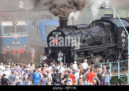 Budapest, Ungarn. 8. Sep 2018. Besucher können sich einen Zug vor einer Dampfmaschine Rennen in der Railway Museum in Budapest, Ungarn, Sept. 8, 2018 statt. Credit: Attila Volgyi/Xinhua/Alamy leben Nachrichten Stockfoto