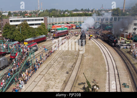 Budapest, Ungarn. 8. Sep 2018. Besucher sehen Sie eine Dampfmaschine Rennen in der Railway Museum in Budapest, Ungarn, Sept. 8, 2018 statt. Credit: Attila Volgyi/Xinhua/Alamy leben Nachrichten Stockfoto