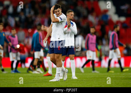 Harry Maguire von England sieht nach der UEFA Nationen Liga Liga eine Gruppe 4 Übereinstimmung zwischen England und Spanien im Wembley Stadion am 8. September 2018 in London, England niedergeschlagen. (Foto von Daniel Chesterton/phcimages.com) Stockfoto