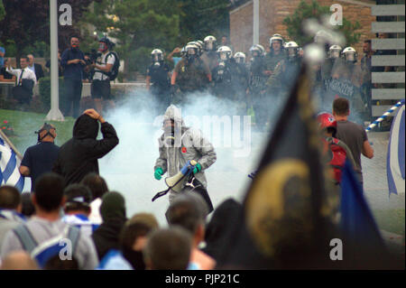 Thessaloniki, Griechenland, 8.September 2018. Die Demonstranten mit der Polizei außerhalb Rathaus Thessaloniki während einer Kundgebung gegen den Namen Deal zwischen Athen und Skopje unterzeichnete im vergangenen Juni auf den Namen der Ehemaligen Jugoslawischen Republik Mazedonien (FYROM), Ministerpräsident Alexis Tsipras Grundsatzrede in der Stadt während der Eröffnung der 83. Internationalen Messe in Thessaloniki. Credit: Orhan Tsolak/Alamy leben Nachrichten Stockfoto