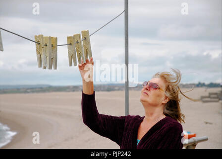 Chesil Beach. 8. September 2018. Brian callinan's 'Kleidung' Skulptur auf einem herbstlichen Chesil Beach, "ein Ort zu hängen Temporäre (manchmal dreckig) waschen', das bezieht sich auf Brexit und Einwanderung. Es ist Teil der Isle of Portland's B-Side Festival, von Arts Council England gefördert Stockfoto