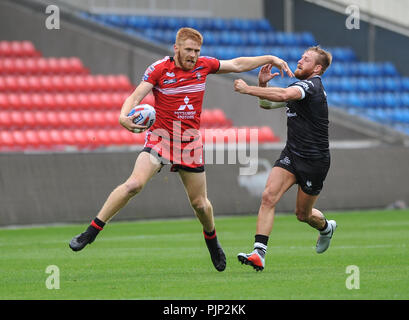 Wählen Sie Stadium, Salford, UK. 6. September 2018. Rugby League Super 8 Rugby League zwischen Salford Rote Teufel vs Toronto Wolfpack; Salford rot DevilsÕ Kris Welham wehrt weg von der Toronto Wolfpack Defender. Dean Williams Stockfoto