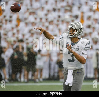 Annapolis, MD, USA. 8. Sep 2018. Memphis Tigers QB #3 Brady White passt den Ball während eines NCAA Football Spiel zwischen der United States Naval Academy und das Memphis Tiger an navy-marine Corp Memorial Stadium in Annapolis, MD. Justin Cooper/CSM/Alamy leben Nachrichten Stockfoto