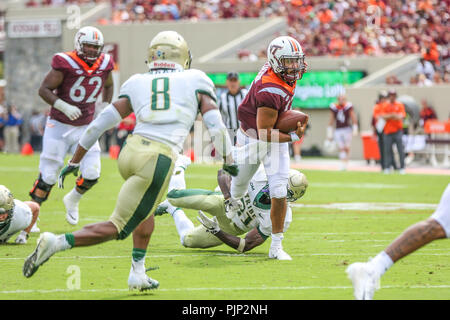 Blacksburg, VA, USA. 8. Sep 2018. Virginia Tech Hokies Quarterback Josh Jackson (17) läuft, für einen ersten Abstieg während der NCAA Football Aktion zwischen der William & Mary Stamm und der Virginia Tech Hokies am Lane Stadium in Blacksburg, VA. Jonathan Huff/CSM/Alamy leben Nachrichten Stockfoto