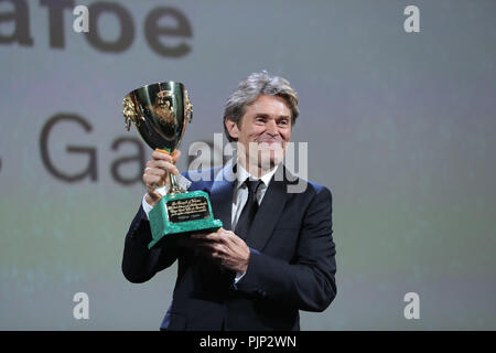 Venedig, Italien. 8. Sep 2018. Us-amerikanische Schauspieler Willem Dafoe zeigt seine besten Schauspieler Award für seine Leistung in "In der Ewigkeit Gate' bei den 75. Internationalen Filmfestspielen von Venedig, Venedig, Italien, Sept. 8, 2018. Credit: Cheng Tingting/Xinhua/Alamy leben Nachrichten Stockfoto