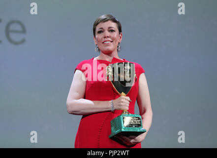 Venedig, Italien. 8. Sep 2018. Britische Schauspielerin Olivia Colman zeigt ihre beste Schauspielerin Award für ihre Leistung in "Favoriten" bei den 75. Internationalen Filmfestspielen von Venedig, Venedig, Italien, Sept. 8, 2018. Credit: Cheng Tingting/Xinhua/Alamy leben Nachrichten Stockfoto