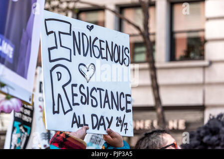 San Francisco, Kalifornien, USA. 8. September 2018. Tausende versammeln sich in San Francisco im Aufstieg für Klima Rally und März im Vorfeld der globalen Klimapolitik Gipfel es September 12. bis 14. stattfinden. Ein Zeichen statt über die Masse liest, 'Indigenen widerstand den ganzen Tag rund um die Uhr." Shelly Rivoli/Alamy leben Nachrichten Stockfoto