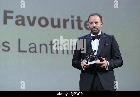 Venedig, Italien. 8. Sep 2018. Regisseur Yorgos Lanthimos zeigt den Großen Preis der Jury für seinen Film "Der Favorit" bei den 75. Internationalen Filmfestspielen von Venedig, Venedig, Italien, Sept. 8, 2018. Credit: Cheng Tingting/Xinhua/Alamy leben Nachrichten Stockfoto