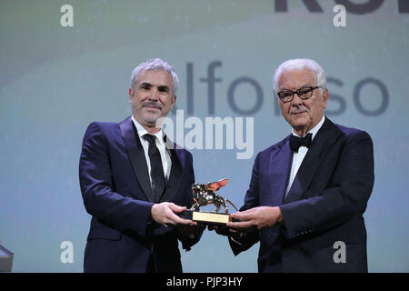 Venedig, Italien. 8. Sep 2018. Mexikanischen Regisseur Alfonso Cuaron (L) erhält den Hauptpreis beim 75. Internationalen Filmfestival von Venedig den Goldenen Löwen, der mit seinem Film "Roma", in Venedig, Italien, Sept. 8, 2018. Credit: Cheng Tingting/Xinhua/Alamy leben Nachrichten Stockfoto