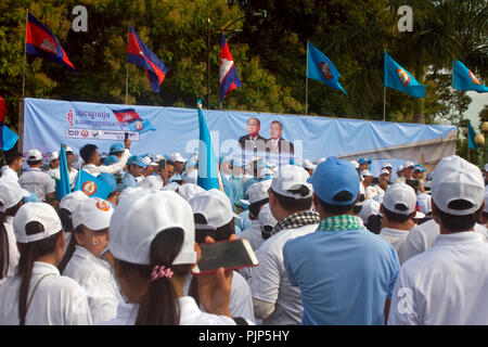 Die Menschen sind hier versammelt, um eine Rede von Premierminister Hun Sen's Sohn, Hun Manet zu hören, auf einer Kundgebung in Kampong Cham, Kambodscha. Stockfoto