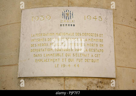 Plakette auf der Website eines Gebäudes, wo die Mitglieder der französischen Widerstand interniert waren, gefoltert und ermordet durch die Gestapo, Rouen, Frankreich. Stockfoto