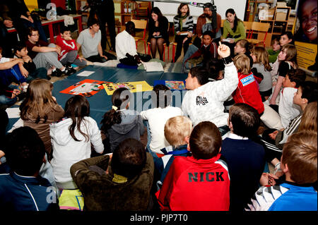 Flämische Sänger Koen Wauters hosting eine Debatte und eine Kissenschlacht in einer Schule in Antwerpen für Plan Belgien (Belgien, 05.05.2009) Stockfoto