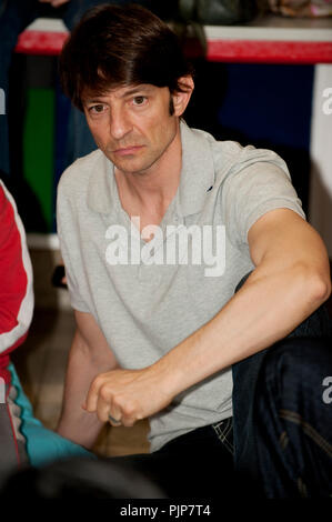 Flämische Sänger Koen Wauters hosting eine Debatte und eine Kissenschlacht in einer Schule in Antwerpen für Plan Belgien (Belgien, 05.05.2009) Stockfoto