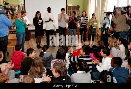 Flämische Sänger Koen Wauters hosting eine Debatte und eine Kissenschlacht in einer Schule in Antwerpen für Plan Belgien (Belgien, 05.05.2009) Stockfoto