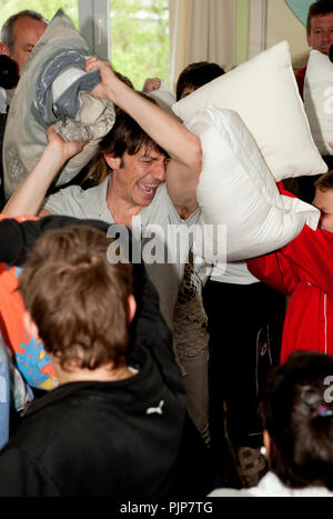 Flämische Sänger Koen Wauters hosting eine Debatte und eine Kissenschlacht in einer Schule in Antwerpen für Plan Belgien (Belgien, 05.05.2009) Stockfoto