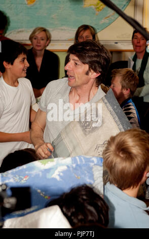 Flämische Sänger Koen Wauters hosting eine Debatte und eine Kissenschlacht in einer Schule in Antwerpen für Plan Belgien (Belgien, 05.05.2009) Stockfoto