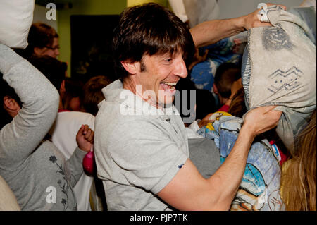 Flämische Sänger Koen Wauters hosting eine Debatte und eine Kissenschlacht in einer Schule in Antwerpen für Plan Belgien (Belgien, 05.05.2009) Stockfoto