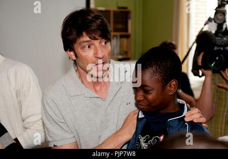 Flämische Sänger Koen Wauters hosting eine Debatte und eine Kissenschlacht in einer Schule in Antwerpen für Plan Belgien (Belgien, 05.05.2009) Stockfoto