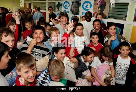 Flämische Sänger Koen Wauters hosting eine Debatte und eine Kissenschlacht in einer Schule in Antwerpen für Plan Belgien (Belgien, 05.05.2009) Stockfoto