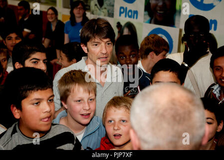 Flämische Sänger Koen Wauters hosting eine Debatte und eine Kissenschlacht in einer Schule in Antwerpen für Plan Belgien (Belgien, 05.05.2009) Stockfoto