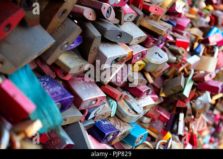 Schlösser auf der Hohenzollernbrücke Liebesschlösser - Liebe - Schließfach Cologne Köln Brücke Liebhaber Stockfoto