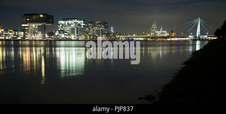 Hochwasser am Rhein - Kranhäuser bei Nacht in Köln/Köln (Dom) Stockfoto