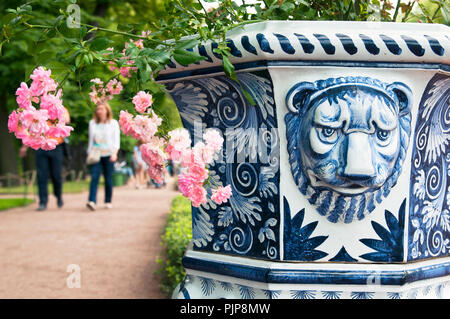 SAINT-Petersburg, Russland - Juli 12, 2014: Dekorative Vase mit Tier Maske im Sommergarten. Stockfoto