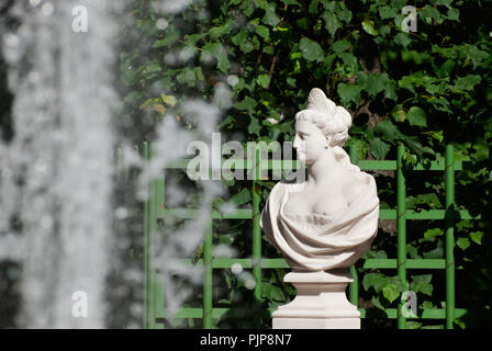 SAINT-Petersburg, Russland - Juli 12, 2014: Allegorie des Friedens von Pietro Baratta im Sommergarten. Stockfoto