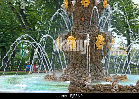 SAINT-Petersburg, Russland - Juli 19, 2014: Die Krönung Brunnen durch den Architekten Michail Zemtsov im Sommergarten. Stockfoto