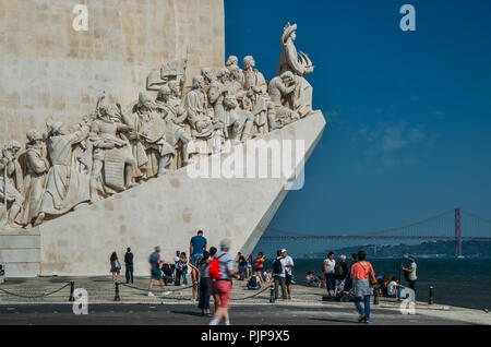 Lissabon, Portugal - Sept. 7, 2018: Touristen am Denkmal der Entdeckungen, Padrao dos Descobrimentos, feiert die Portugiesische Zeitalter der Entdeckungen Stockfoto