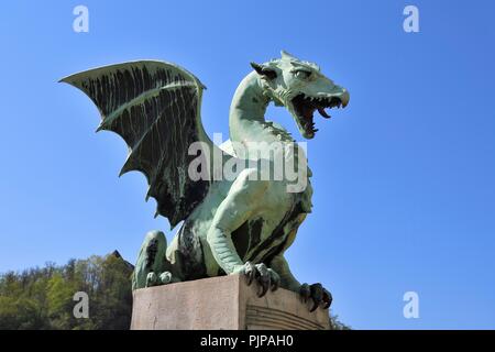 Bronze Statue eines Drachen auf den Drachen Brücke, Zmajski Most, Ljubljana, Slowenien Stockfoto